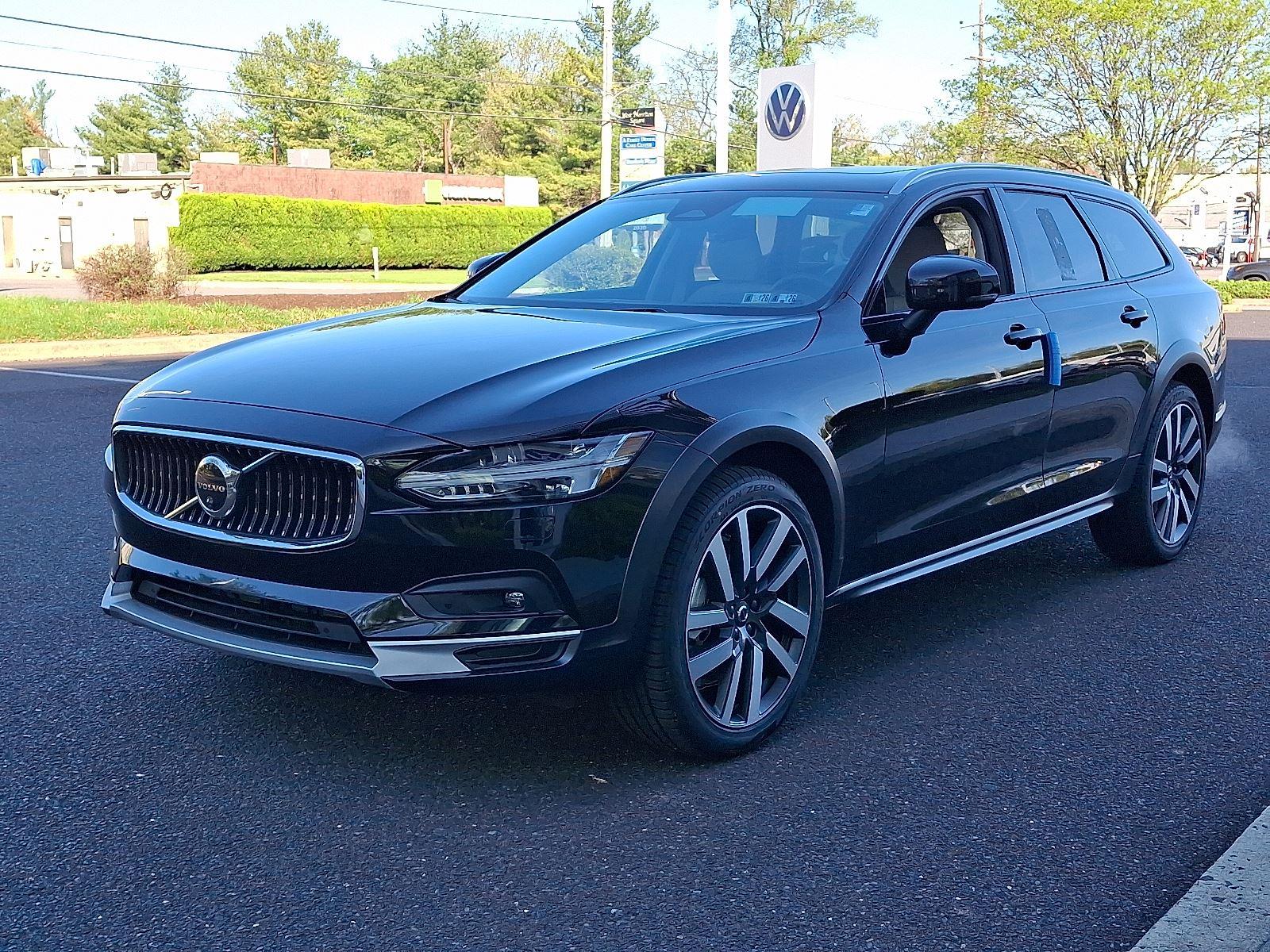2025 Volvo V90 Cross Country B6 AWD photo 3