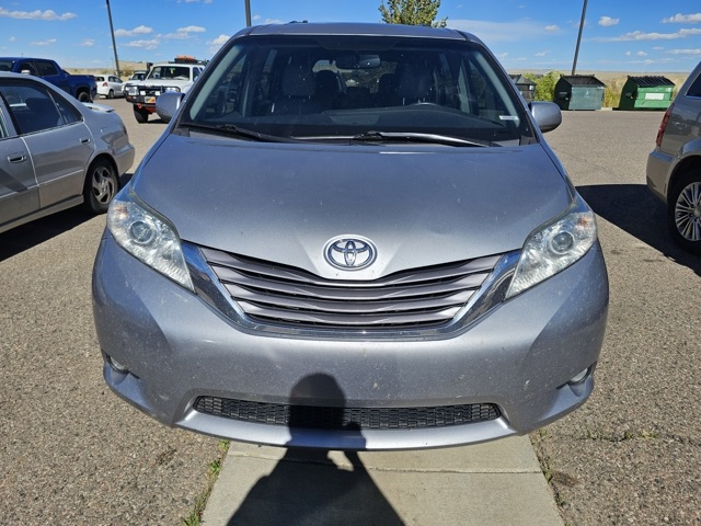 2017 Toyota Sienna XLE Premium photo 2
