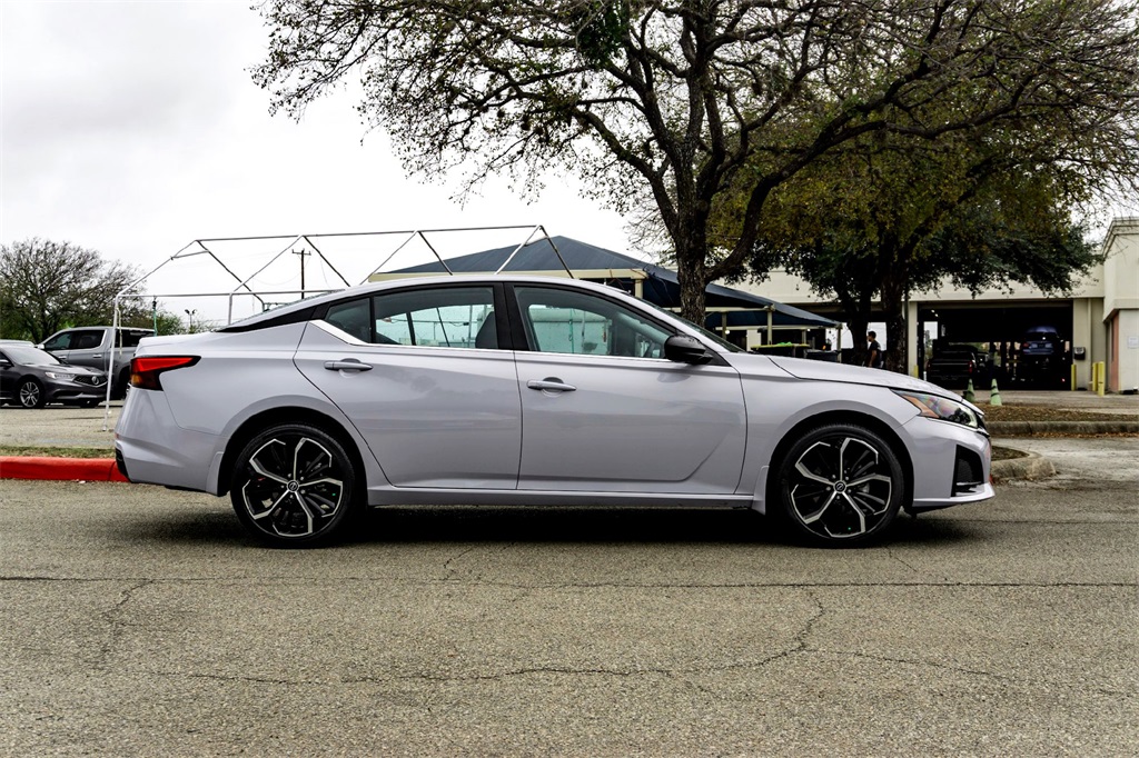 2025 Nissan Altima 2.5 SR photo 4
