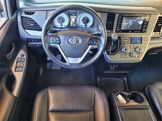 2020 Toyota Sienna SE photo 18