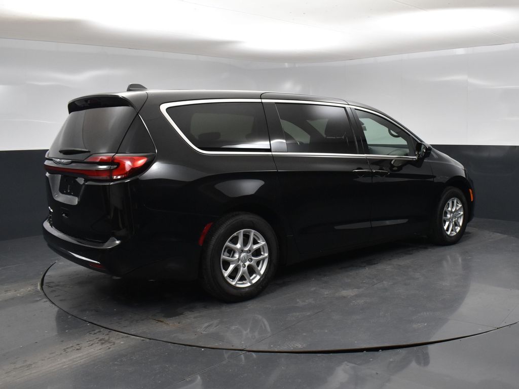 2026 Chrysler Pacifica photo 2