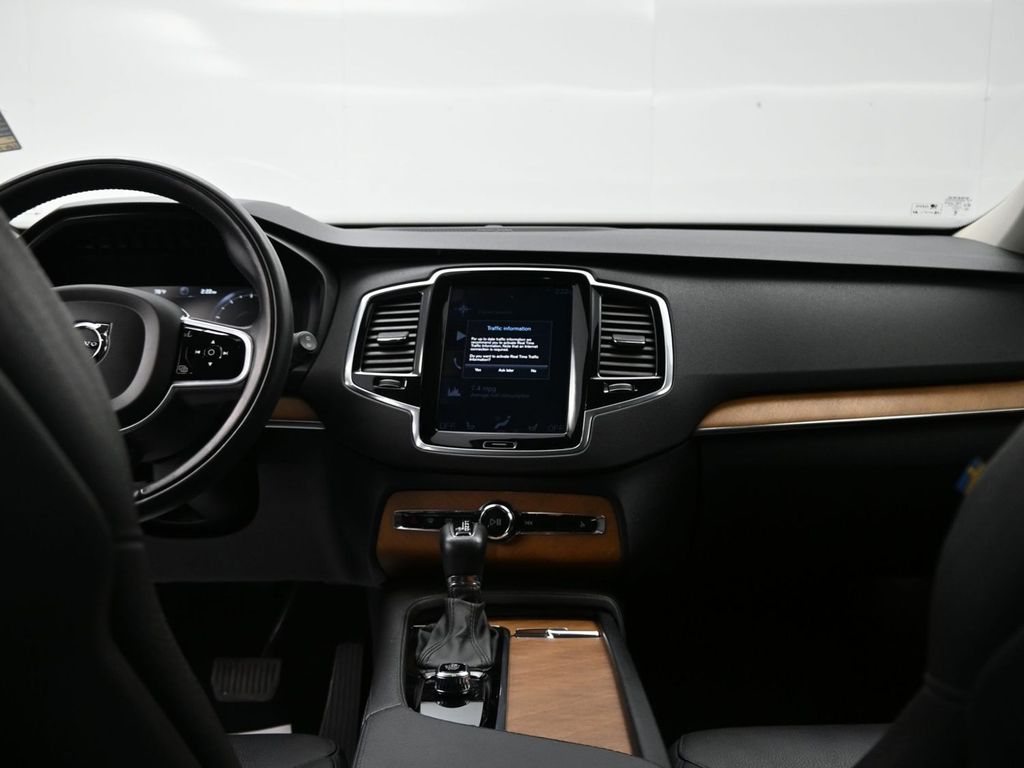 2022 Volvo XC90 T6 Momentum photo 11