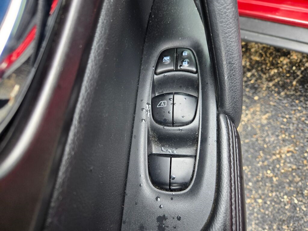 2016 Nissan Rogue SV photo 18