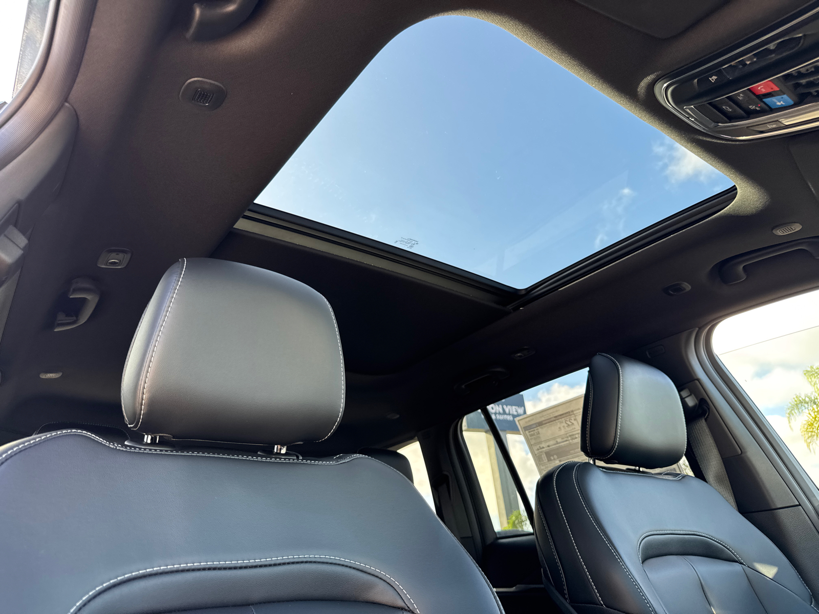 2025 Jeep Grand Cherokee Limited photo 2