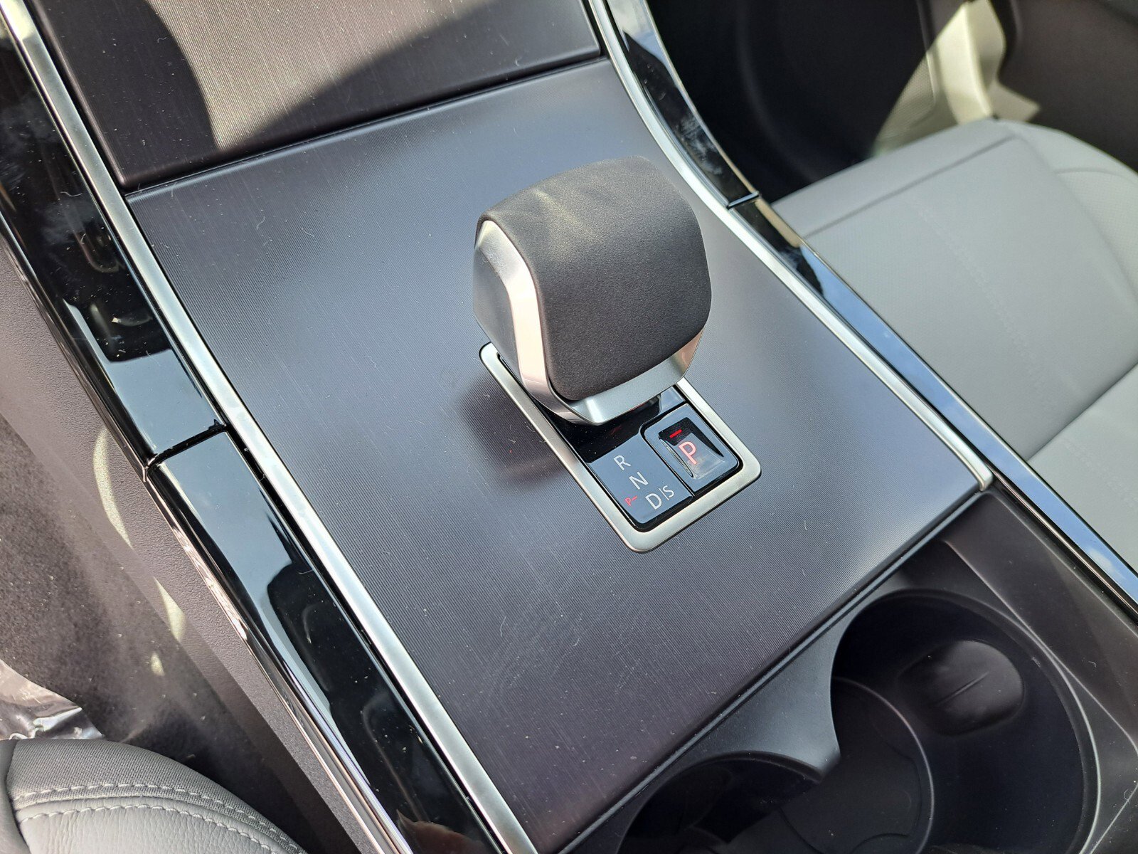 2026 Land Rover Range Rover Velar SE photo 12