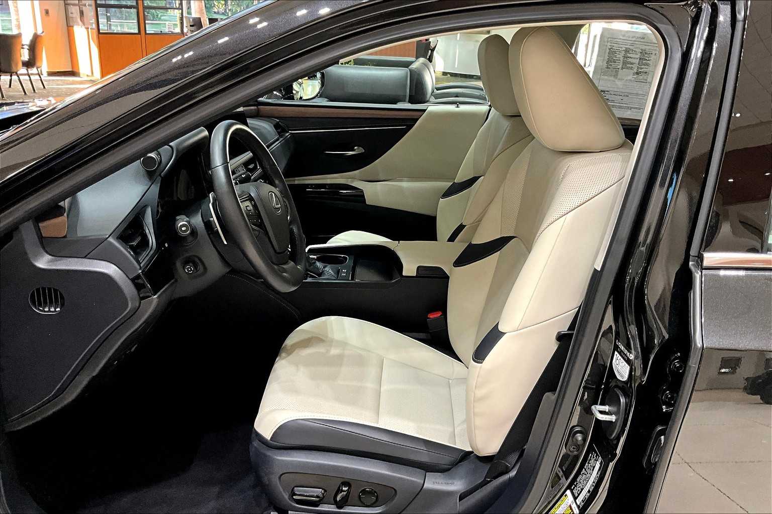 2025 Lexus ES 300h photo 7