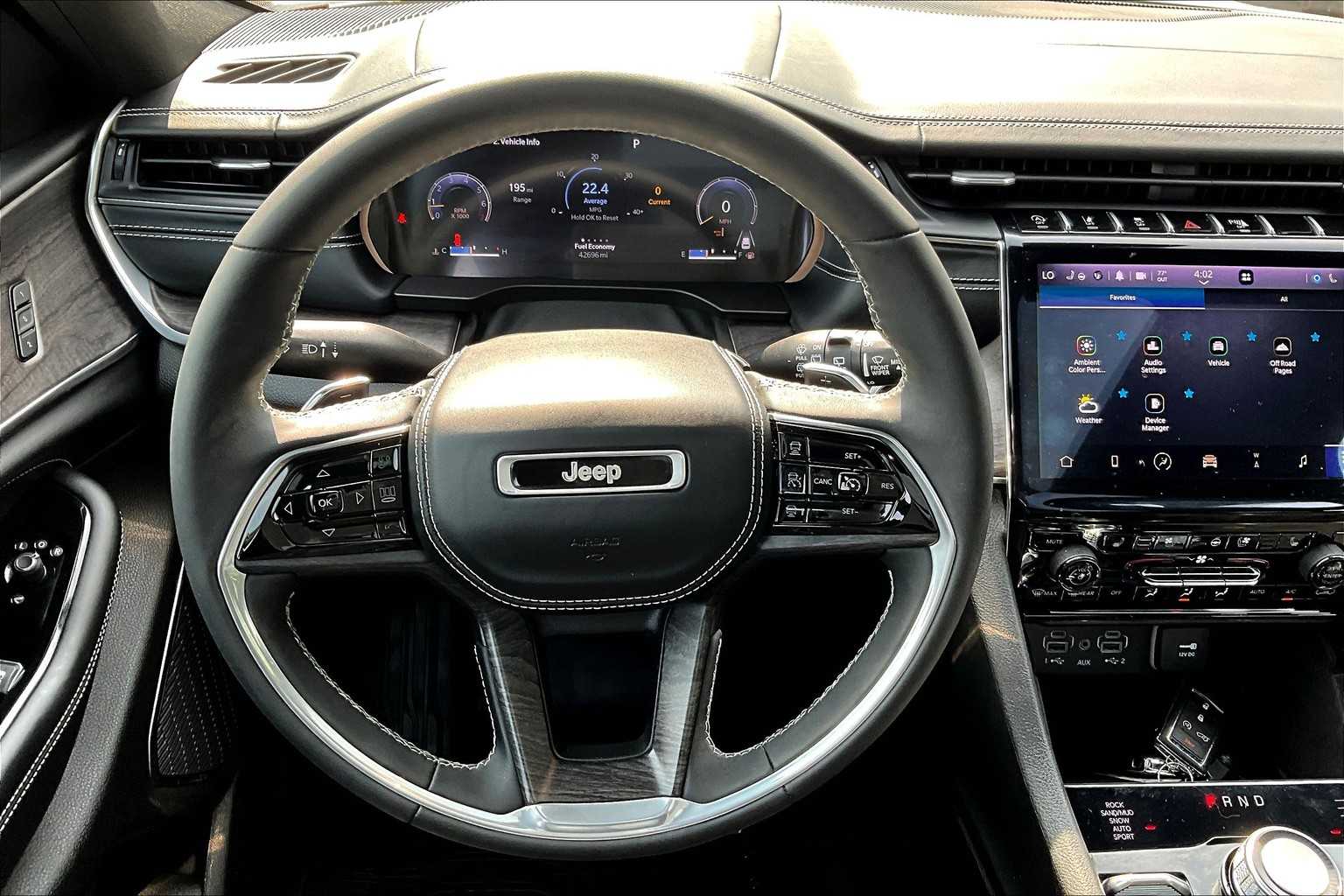 2023 Jeep Grand Cherokee Overland photo 4