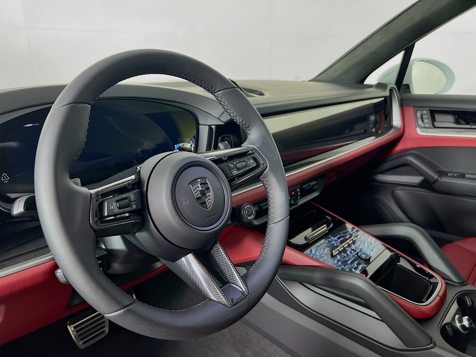 2025 Porsche Cayenne Turbo E-Hybrid photo 4