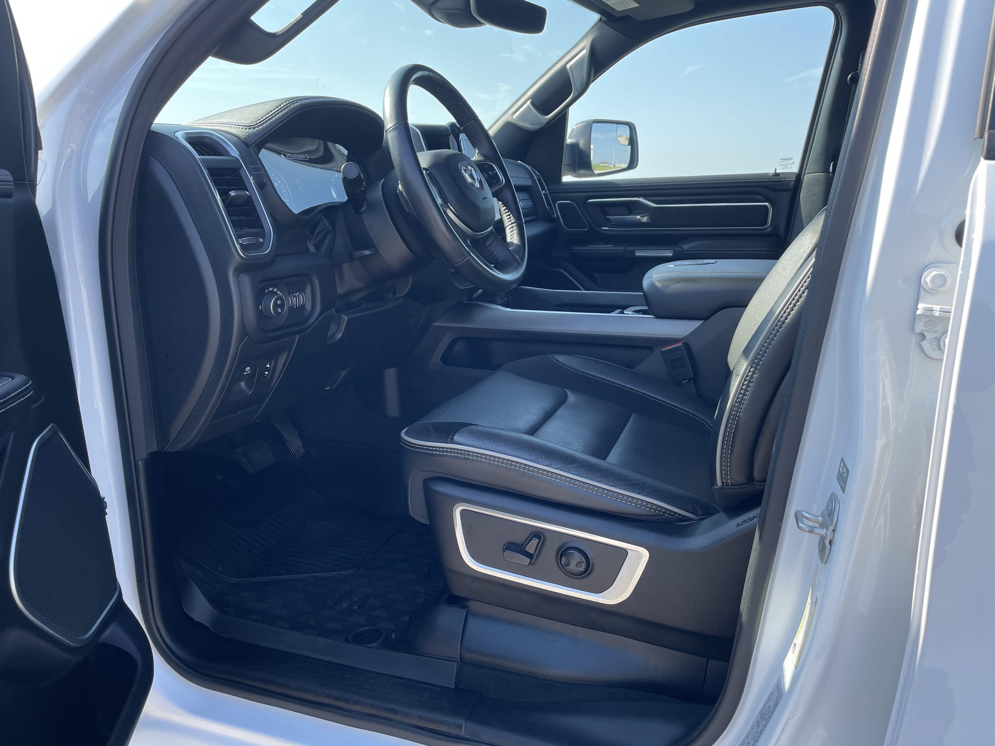 2023 Ram 1500 Laramie photo 3