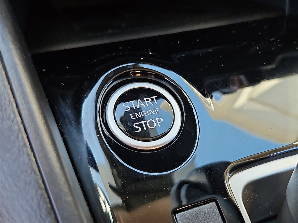 2025 Nissan Versa 1.6 SV photo 18