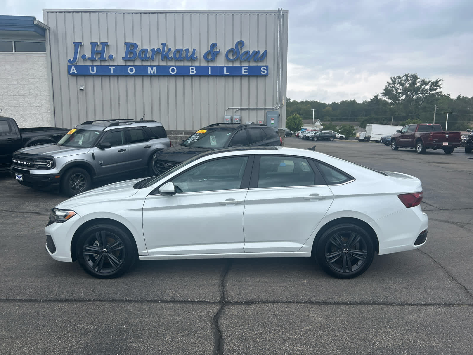 2022 Volkswagen Jetta SE photo 2