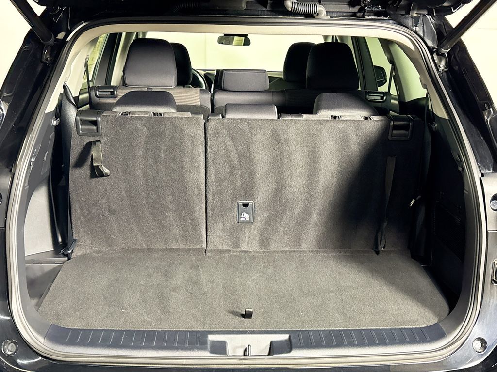 2023 Toyota Highlander LE photo 19