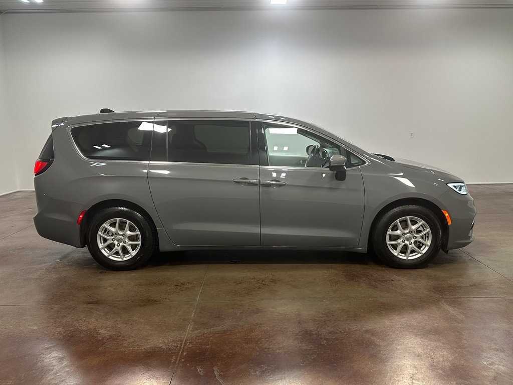 2023 Chrysler Pacifica Touring L photo 21