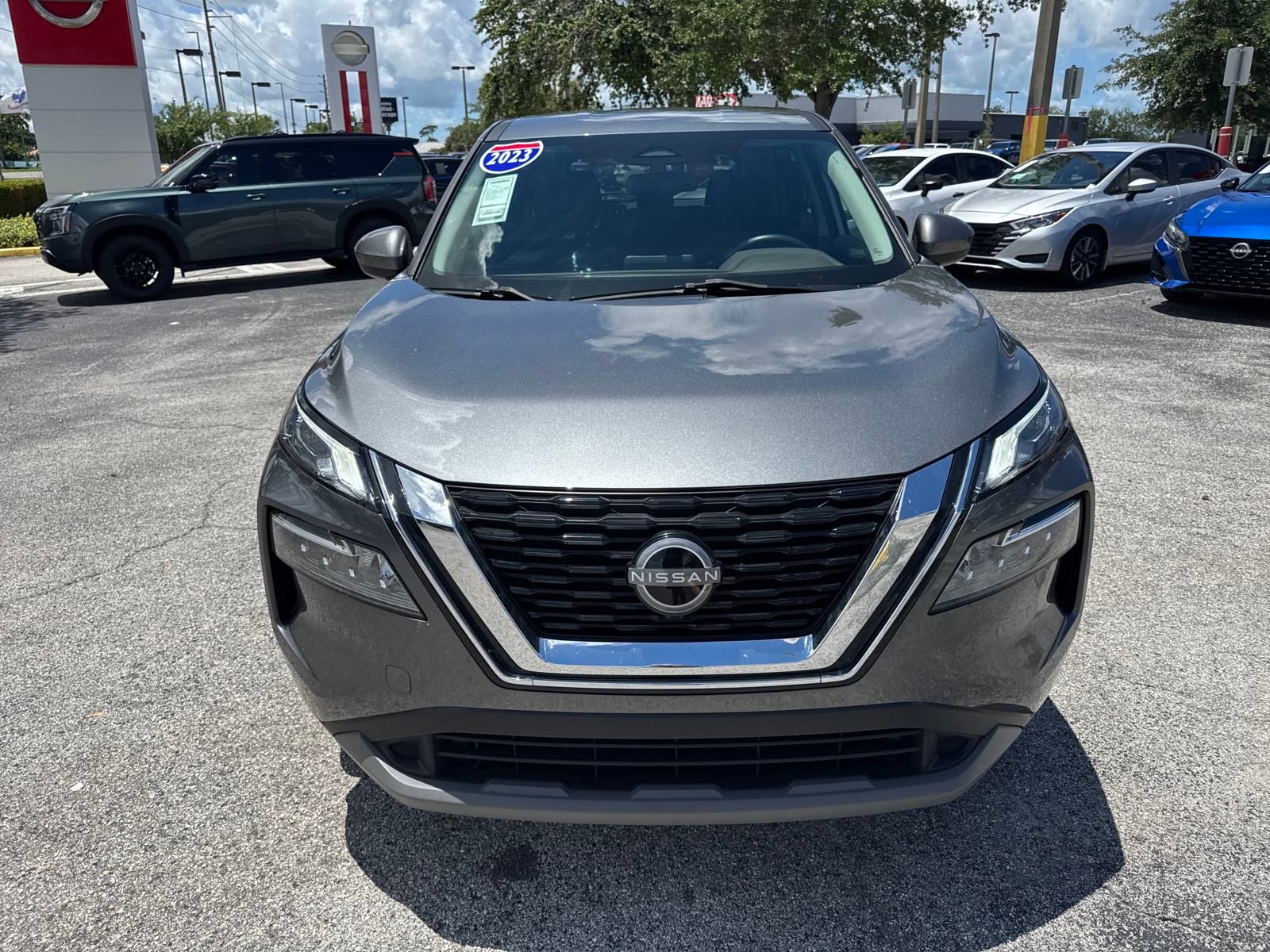 2023 Nissan Rogue SV photo 2