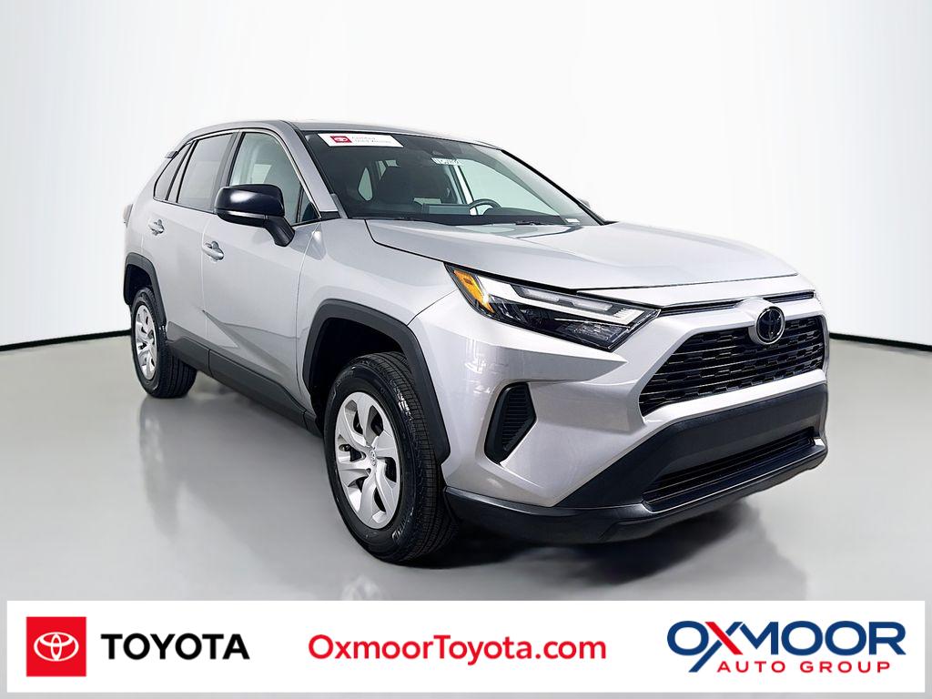 2023 Toyota RAV4 LE's photo
