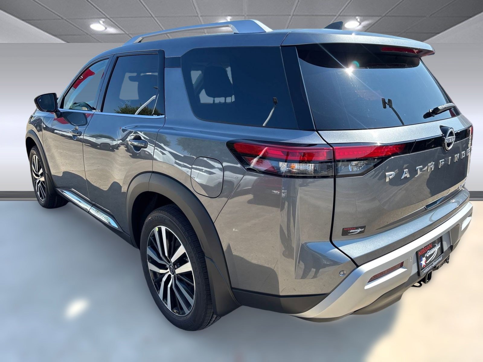 2025 Nissan Pathfinder Platinum photo 3