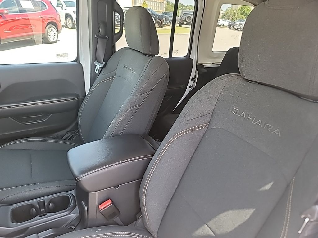2024 Jeep Wrangler Sahara photo 5