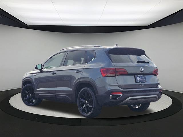 2022 Volkswagen Taos SE photo 2