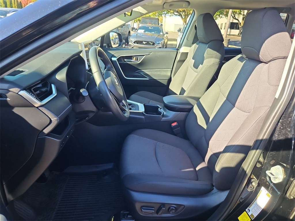 2023 Toyota RAV4 Hybrid XLE photo 13
