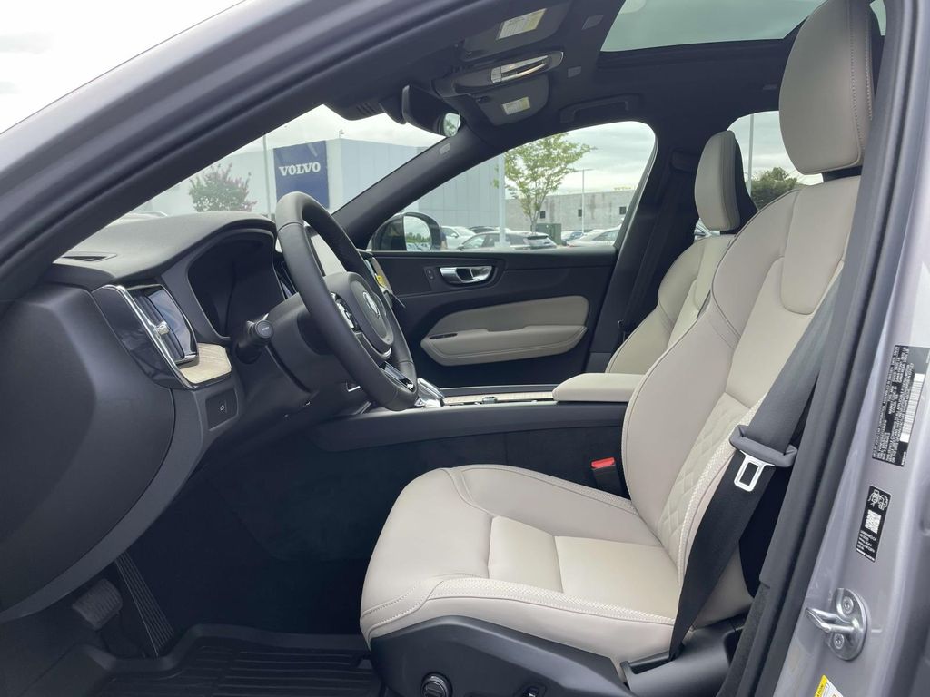 2026 Volvo XC60 B5 Core photo 8