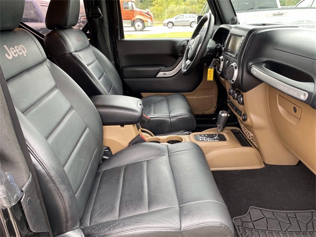 2012 Jeep Wrangler Sahara photo 21