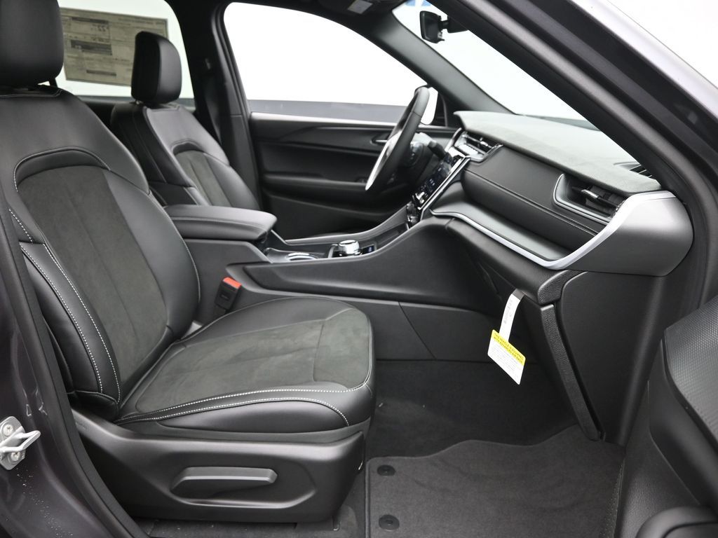 2025 Jeep Grand Cherokee Altitude photo 6