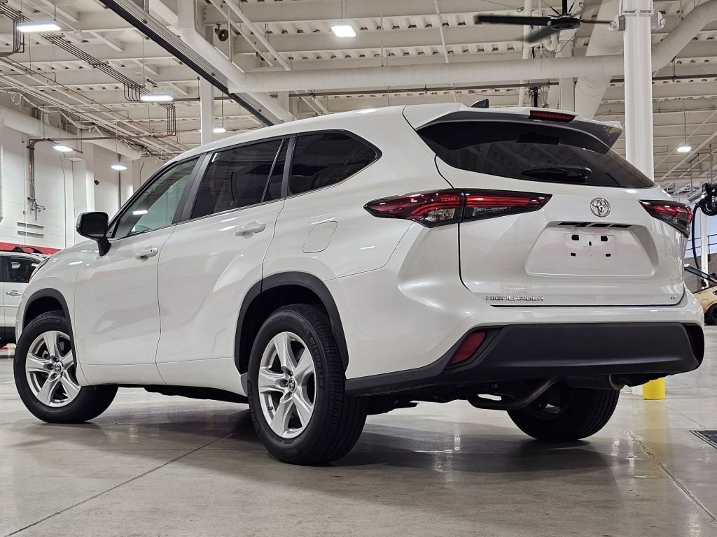 2024 Toyota Highlander LE photo 5