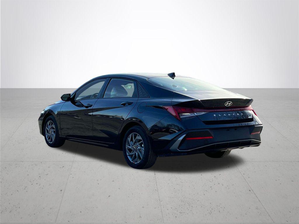 2025 Hyundai Elantra Hybrid Blue photo 4