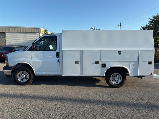 2025 Chevrolet Express Cutaway 3500 photo 4