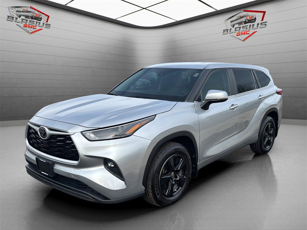 2023 Toyota Highlander LE's photo