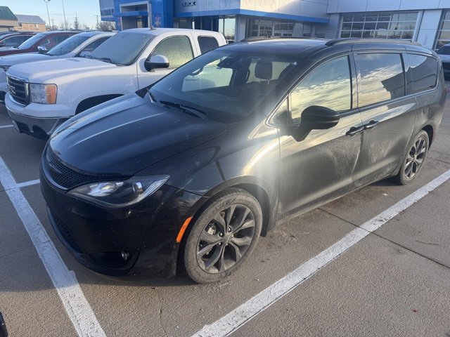 2018 Chrysler Pacifica Limited's photo