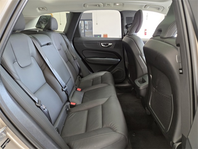 2025 Volvo XC60 B5 Plus photo 18