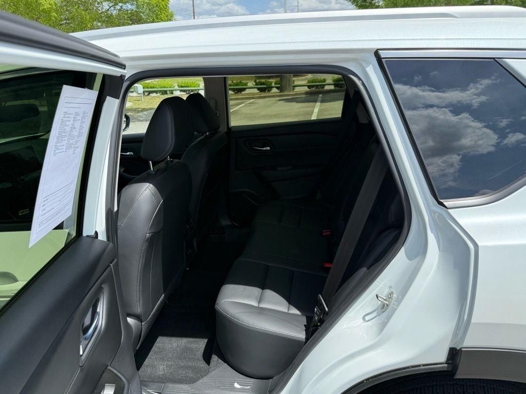 2024 Nissan Rogue SL photo 10