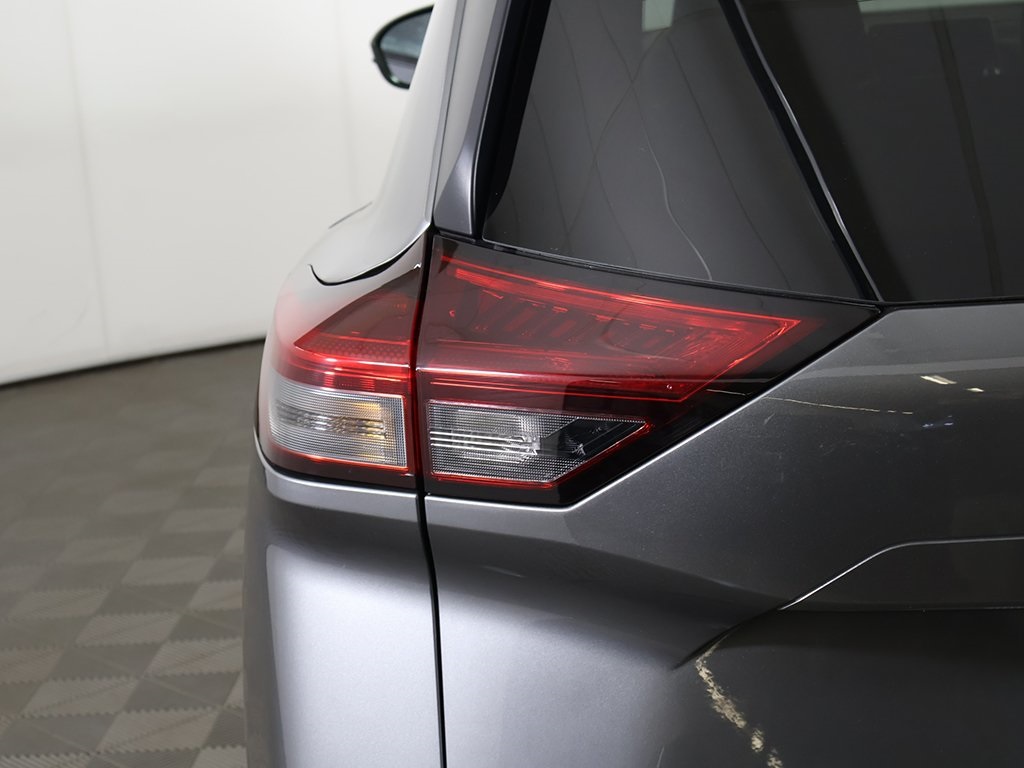 2022 Nissan Rogue SV photo 11
