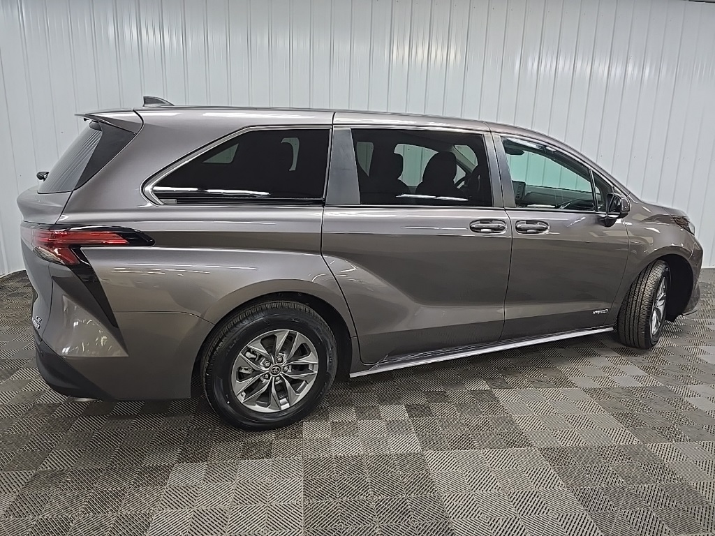 2021 Toyota Sienna LE photo 3