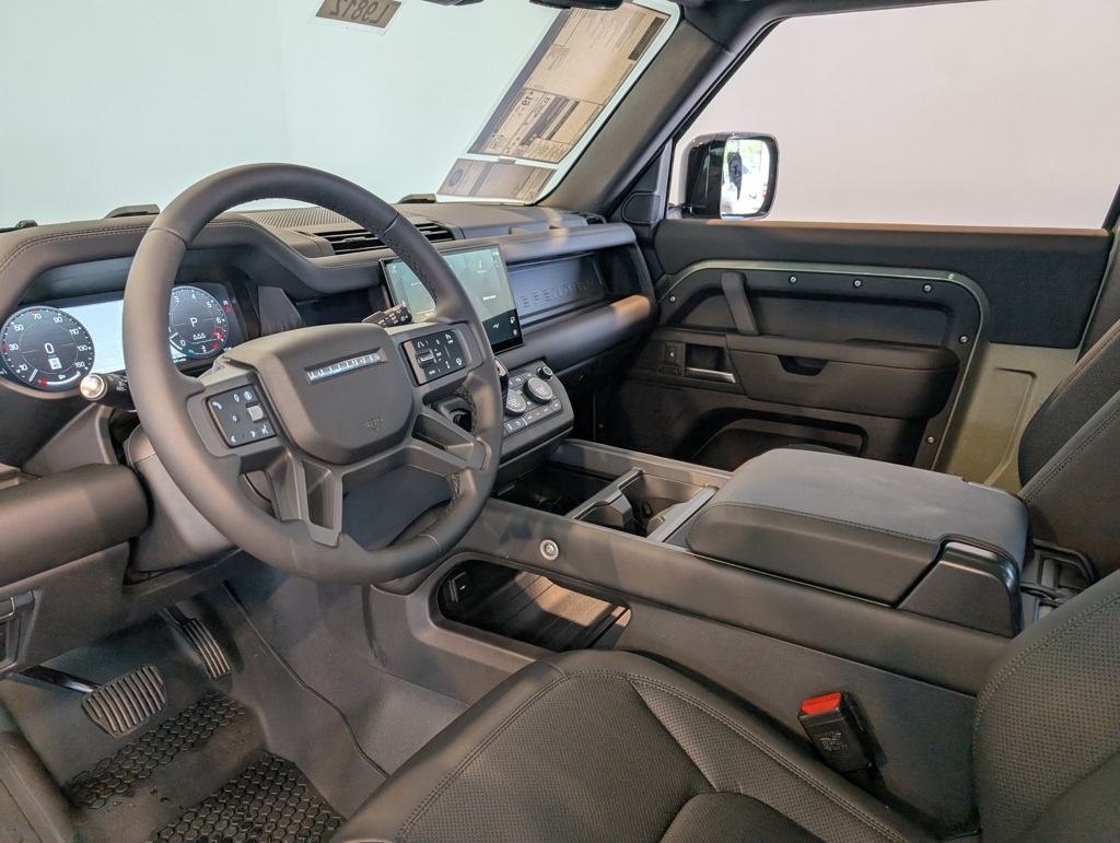 2025 Land Rover Defender 90 X-Dynamic SE photo 11