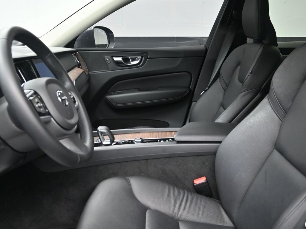 2023 Volvo XC60 B5 Plus photo 11