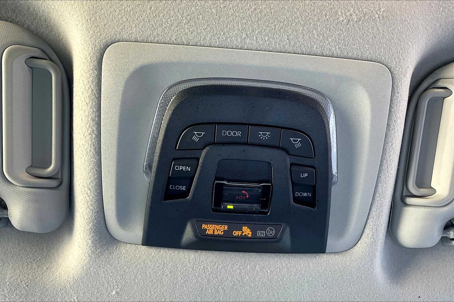2022 Toyota Corolla Cross LE photo 31