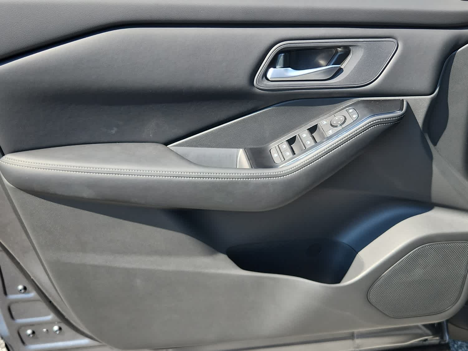2026 Nissan Rogue SV AWD photo 9