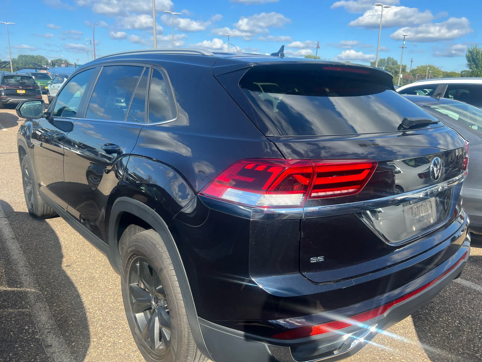 2022 Volkswagen Atlas Cross Sport SE photo 3