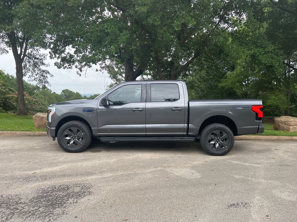 2025 Ford F-150 Lightning photo 4