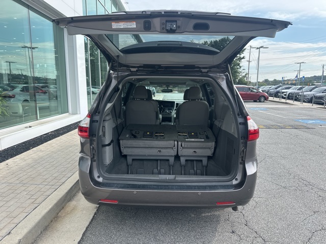 2016 Toyota Sienna XLE photo 18