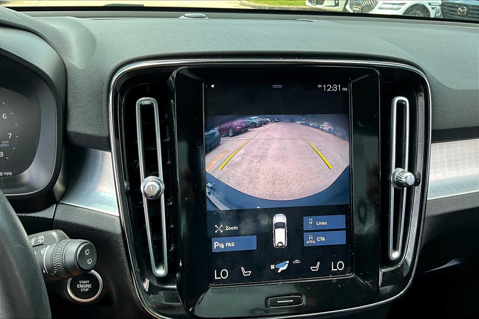 2022 Volvo XC40 Momentum photo 24
