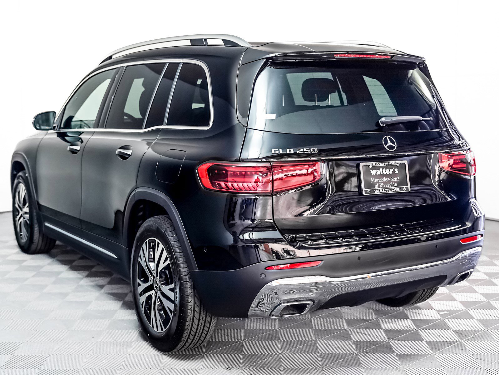 2025 Mercedes Benz GLB 250 4MATIC photo 2