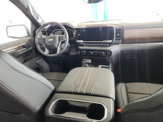 2024 Chevrolet Silverado 1500 High Country photo 2