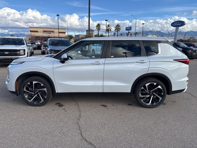 2023 Mitsubishi Outlander SE's photo