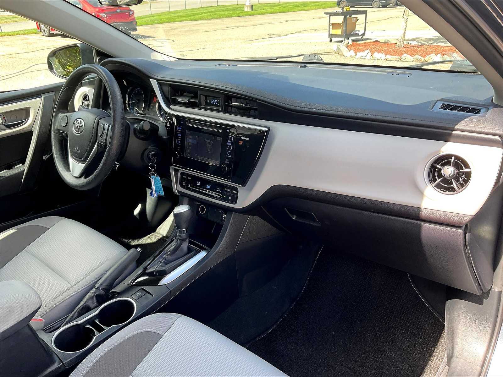 2017 Toyota Corolla LE photo 14