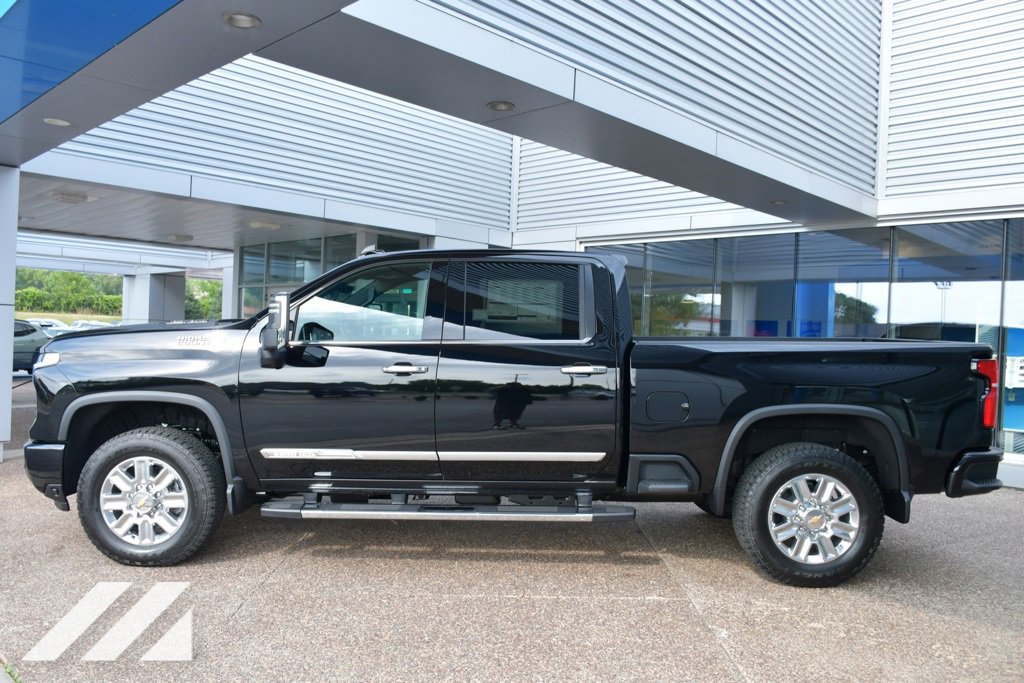 2025 Chevrolet Silverado 3500HD High Country photo 3