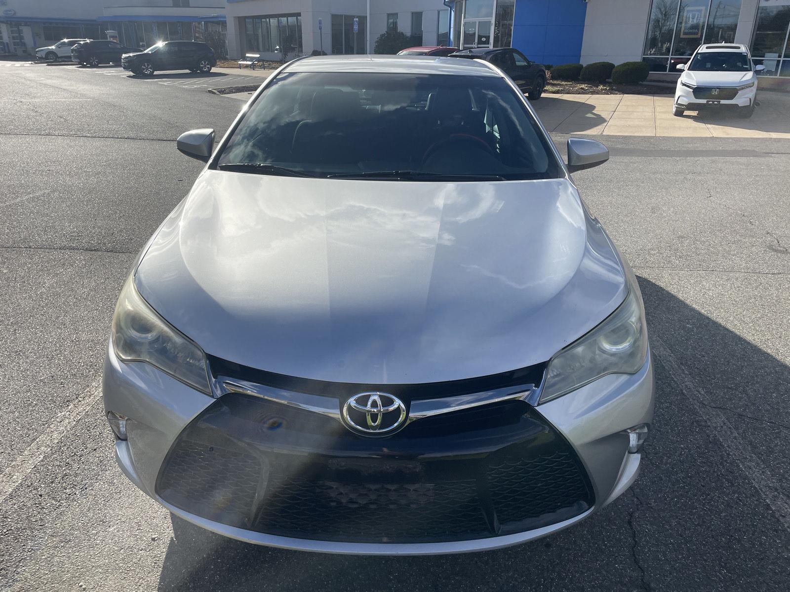 2016 Toyota Camry SE photo 2