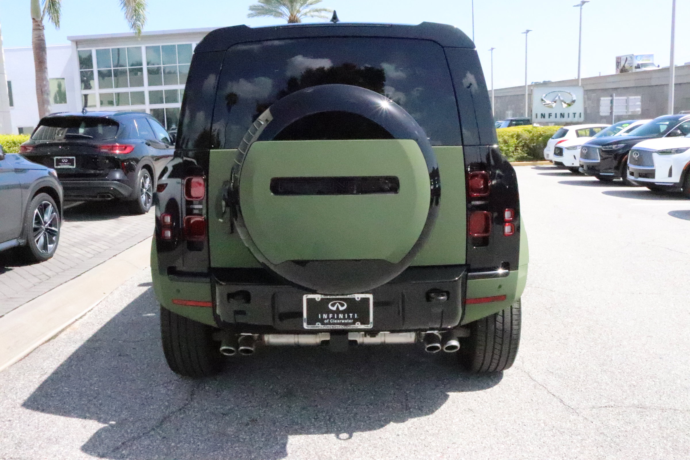 2025 Land Rover Defender X-Dynamic SE photo 2